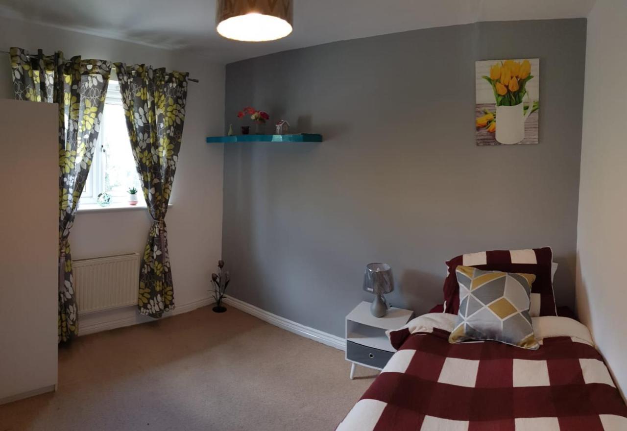 Гостевой дом Queens Rooms, A Perfect Stay, Next To Shopping Parks And Central *