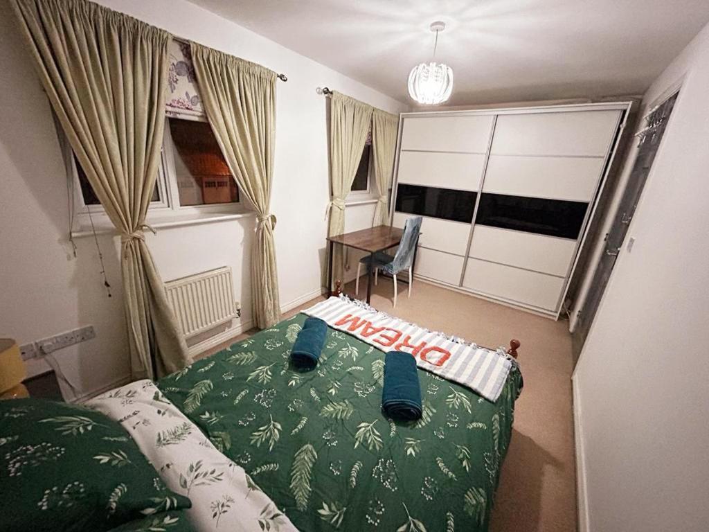 Гостевой дом Queens Rooms, A Perfect Stay, Next To Shopping Parks And Central *